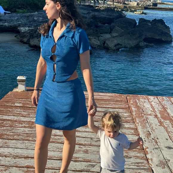 With Jean elektra blue daisy skirt teale top